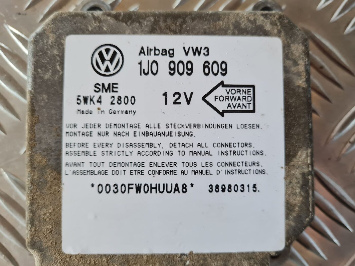 Drošības spilvena vadības bloks priekš VW GOLF IV 1999 2 Drošības spilvena vadības bloks priekš VW GOLF IV 1999