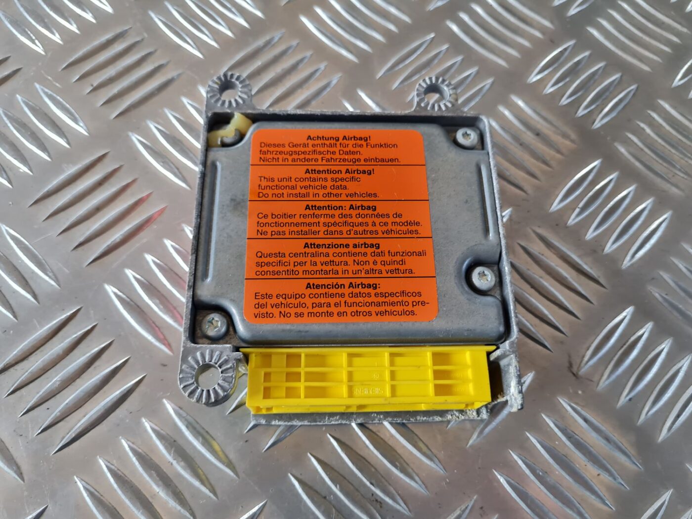 Drošības spilvena vadības bloks priekš VW GOLF IV 1999 4 Drošības spilvena vadības bloks priekš VW GOLF IV 1999