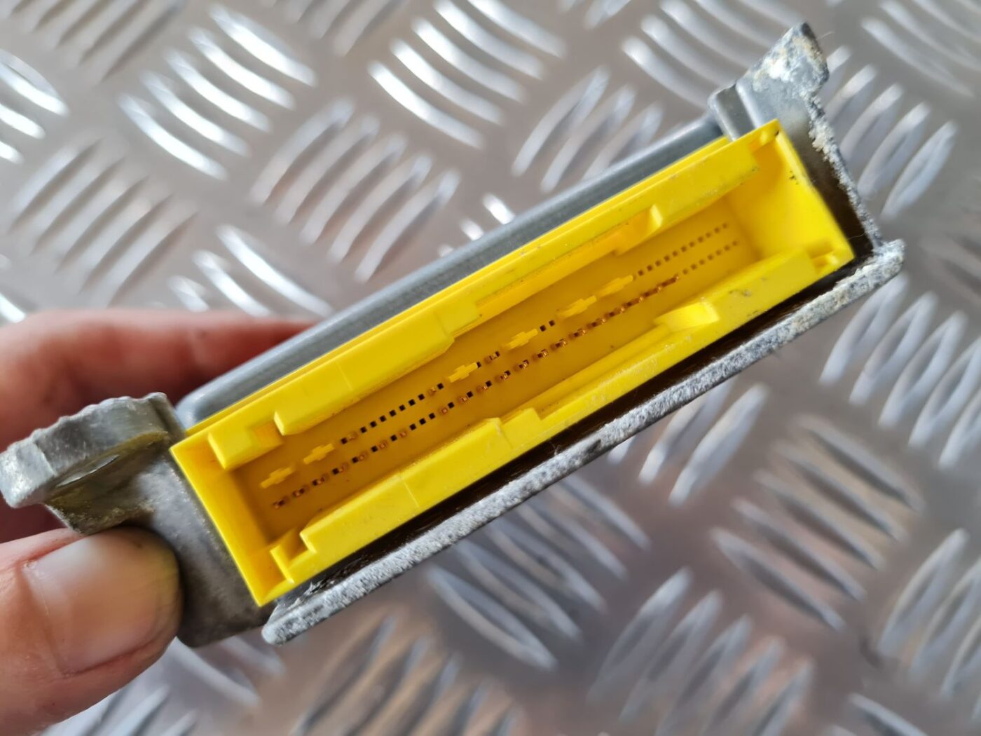 Drošības spilvena vadības bloks priekš VW GOLF IV 1999 3 Drošības spilvena vadības bloks priekš VW GOLF IV 1999