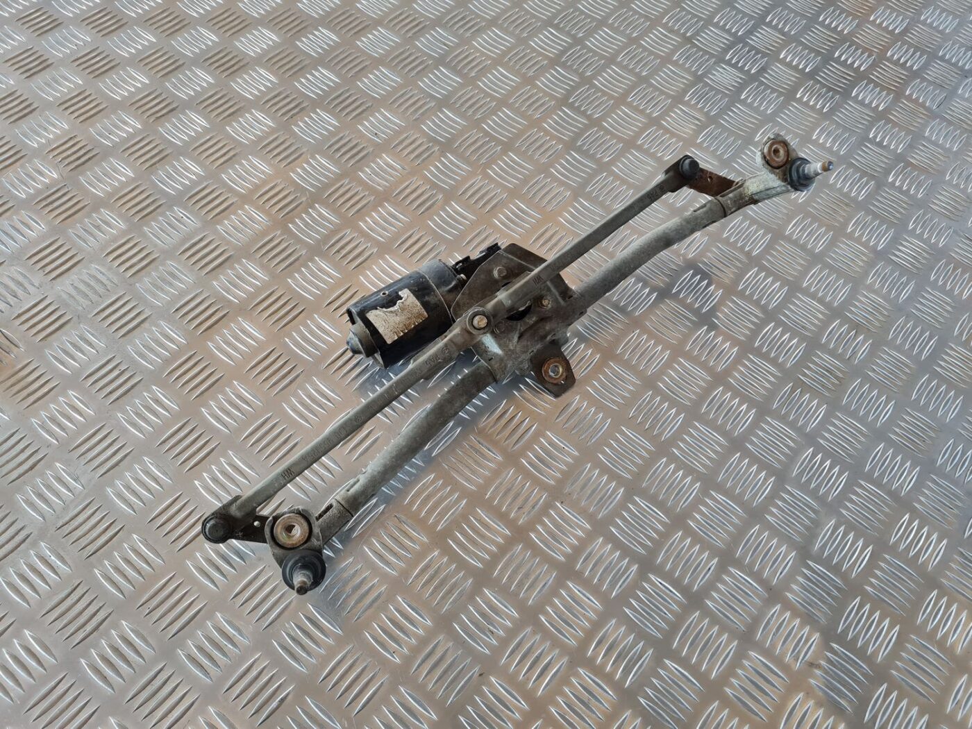 Vējstikla tīrīšanas mehānisms priekš VW GOLF IV 1999 1 Vējstikla tīrīšanas mehānisms priekš VW GOLF IV 1999