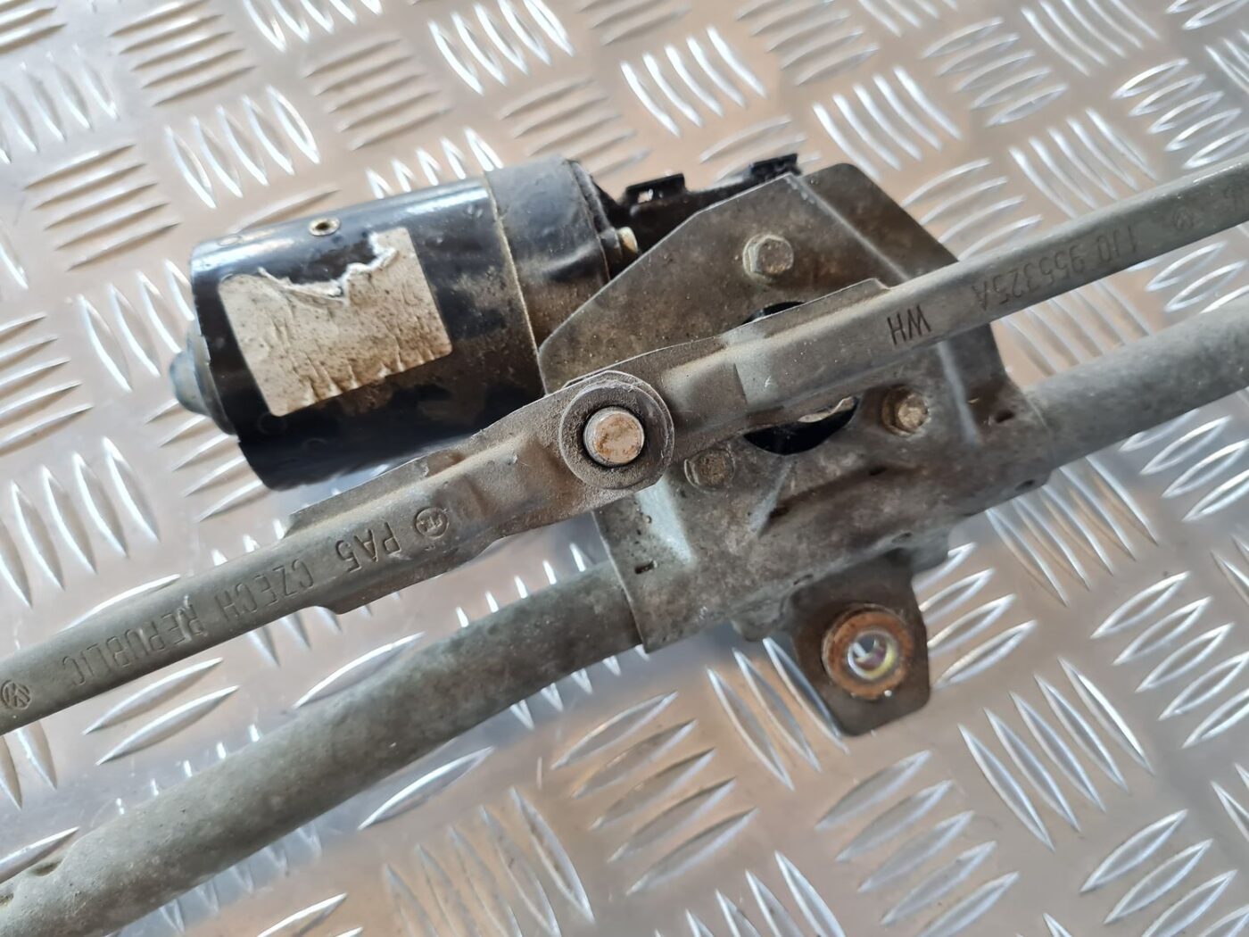 Vējstikla tīrīšanas mehānisms priekš VW GOLF IV 1999 7 Vējstikla tīrīšanas mehānisms priekš VW GOLF IV 1999