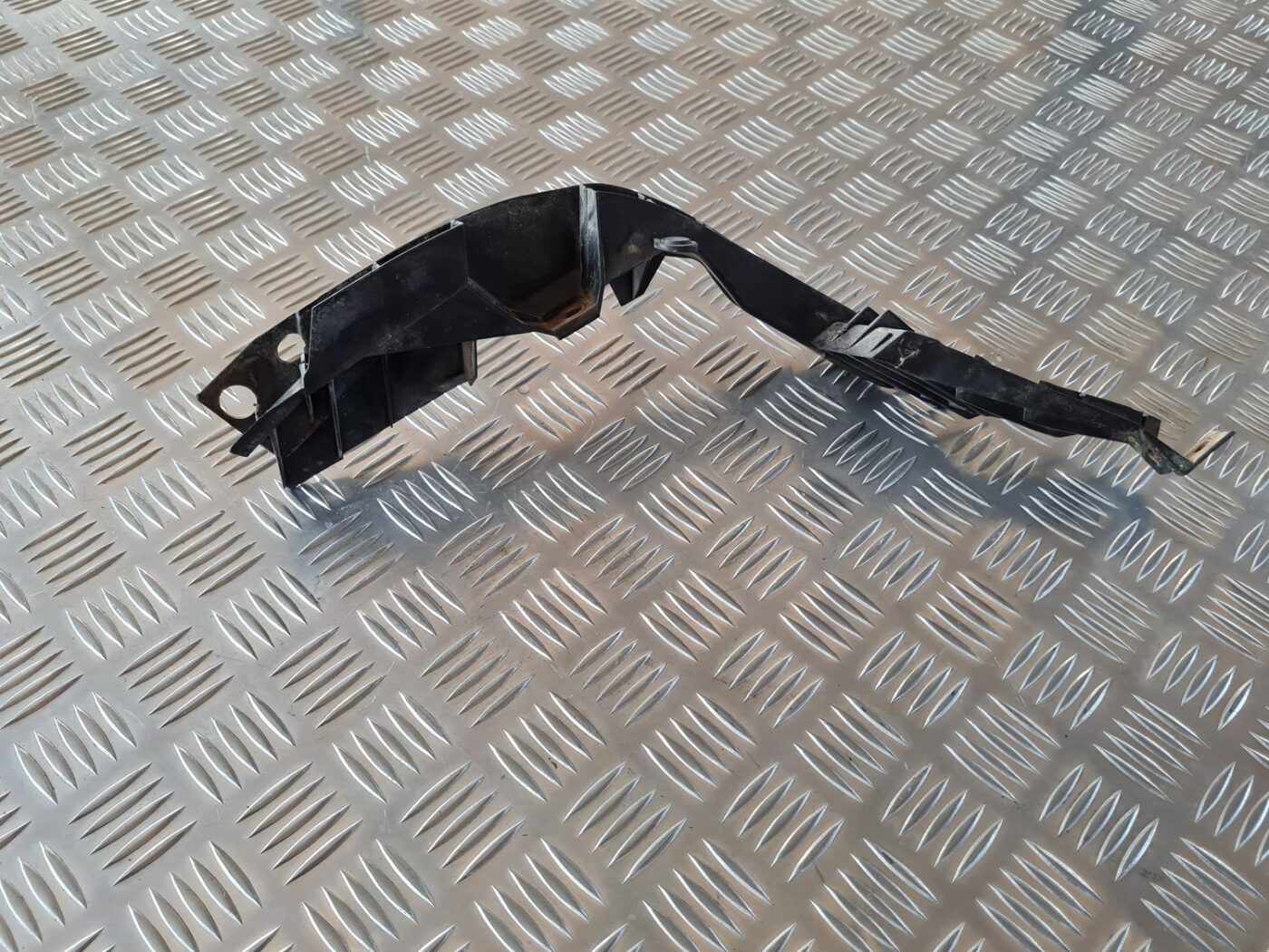 Aizmugurēja bufera kronšteins priekš VW GOLF IV 1999