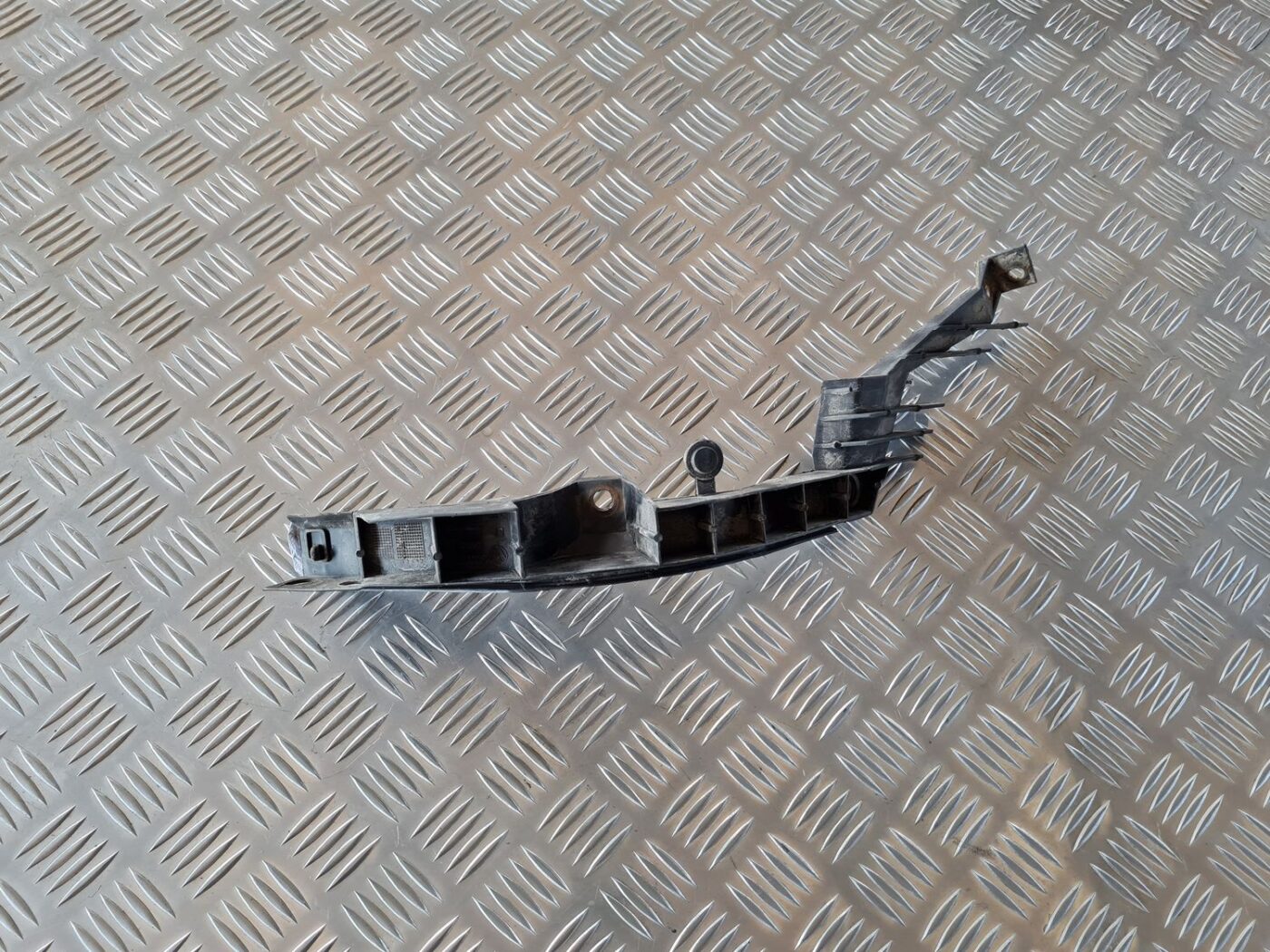 Aizmugurēja bufera kronšteins priekš VW GOLF IV 1999