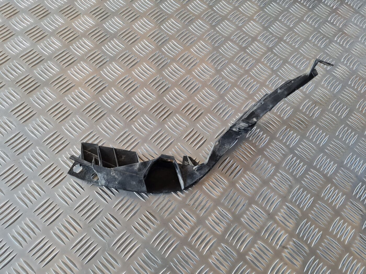 Aizmugurēja bufera kronšteins priekš VW GOLF IV 1999