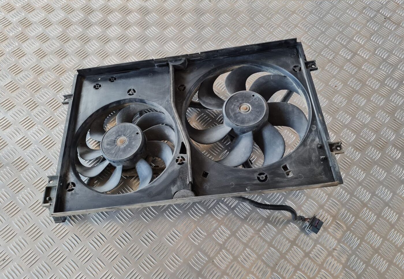 Dzesēšanas radiatora ventilators priekš VW GOLF IV 1999 1 Dzesēšanas radiatora ventilators priekš VW GOLF IV 1999