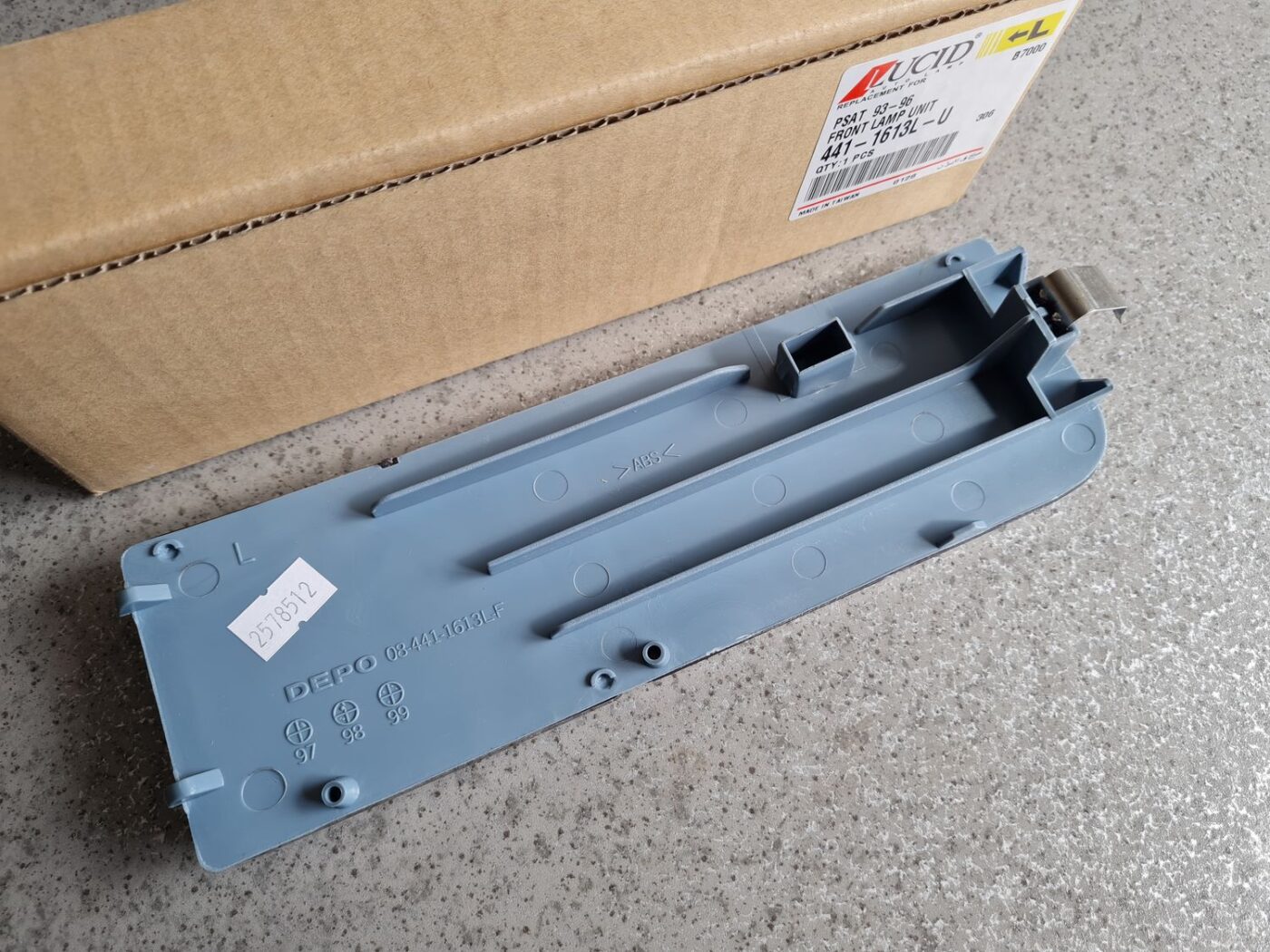 Priekšējais atstarotājs priekš 2 Priekšējais atstarotājs priekš