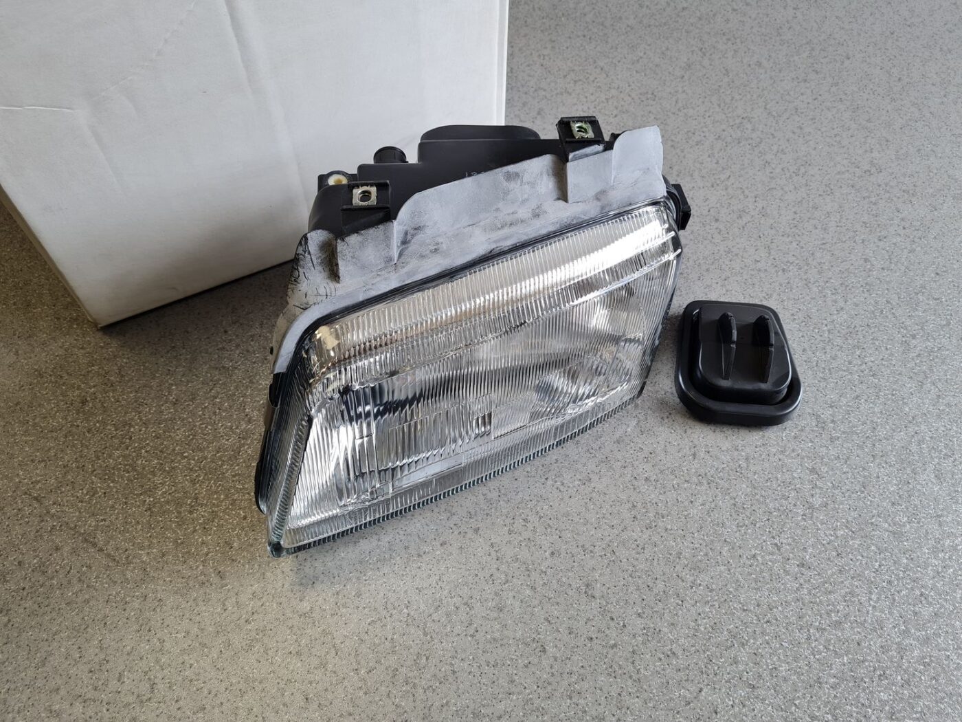 Priekšējais kreisais lukturis priekš 1 Priekšējais kreisais lukturis priekš