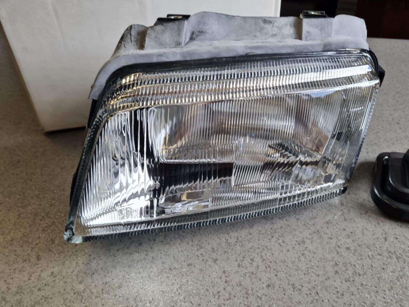 Priekšējais kreisais lukturis priekš 6 Priekšējais kreisais lukturis priekš