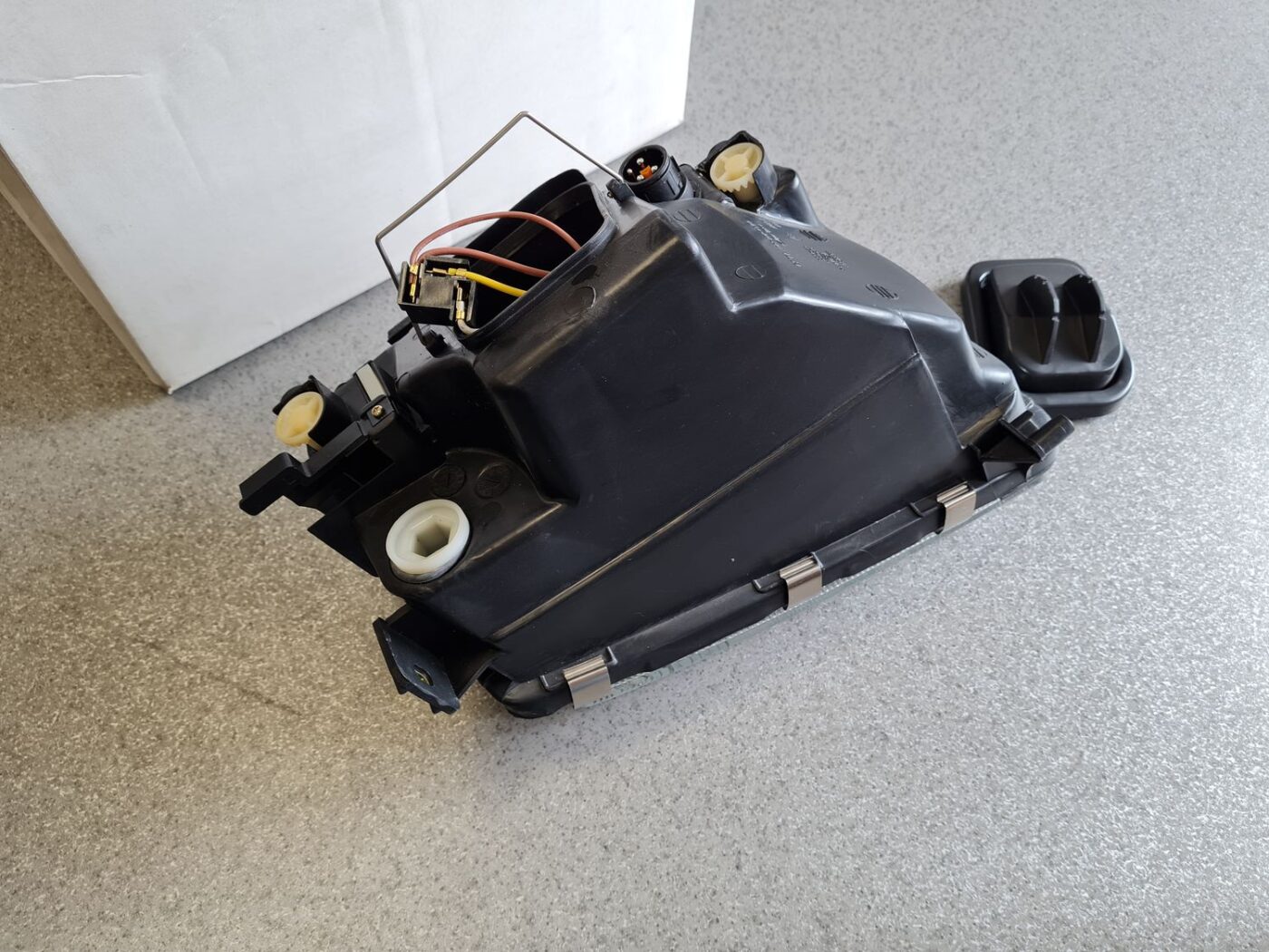 Priekšējais kreisais lukturis priekš 4 Priekšējais kreisais lukturis priekš