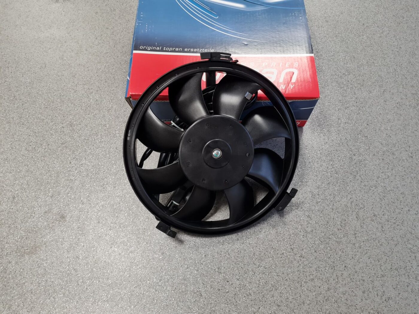 Dzesēšanas radiatora ventilators priekš 1 Dzesēšanas radiatora ventilators priekš