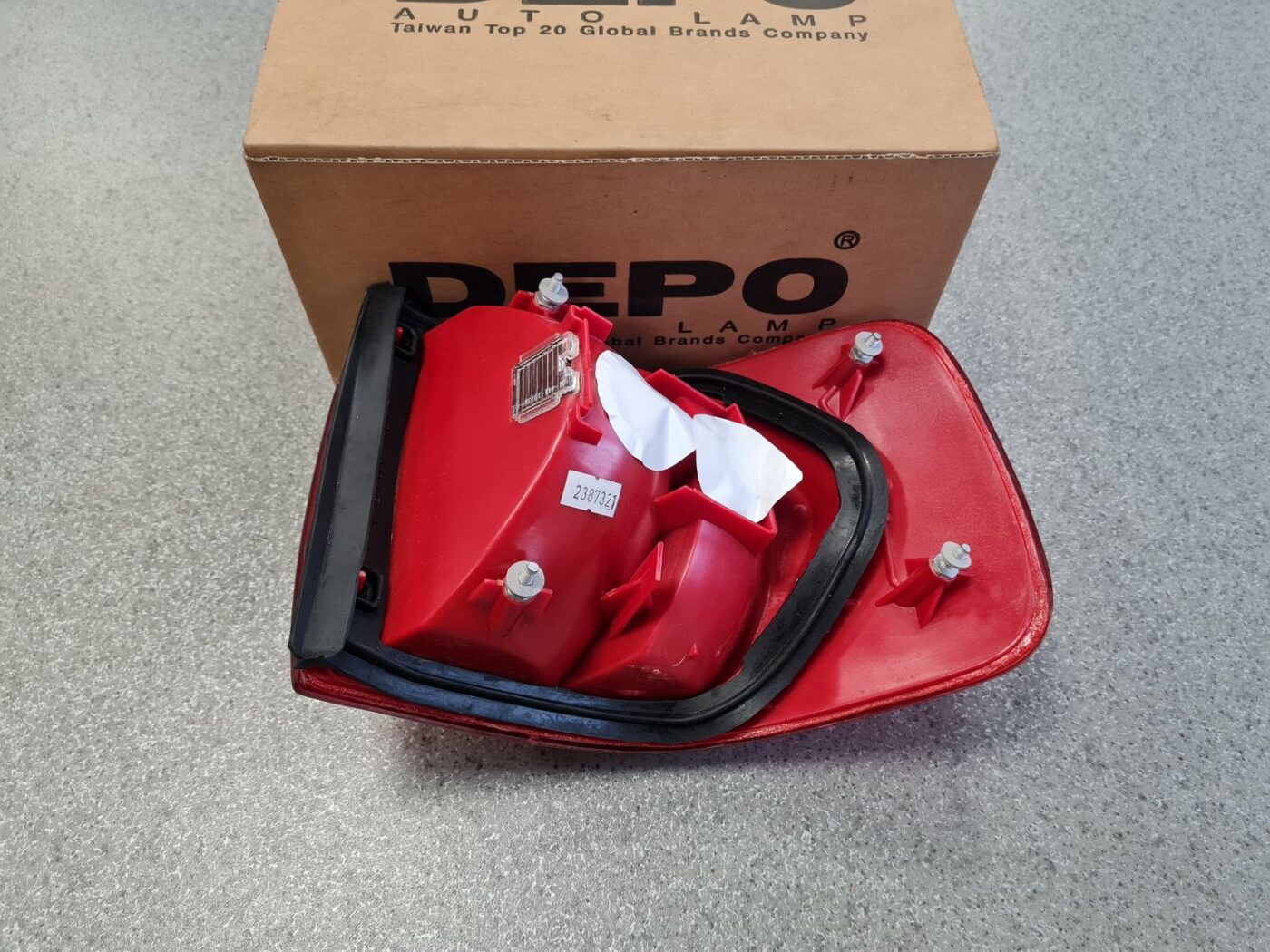 Aizmugurējais kreisais lukturis priekš 2 Aizmugurējais kreisais lukturis priekš