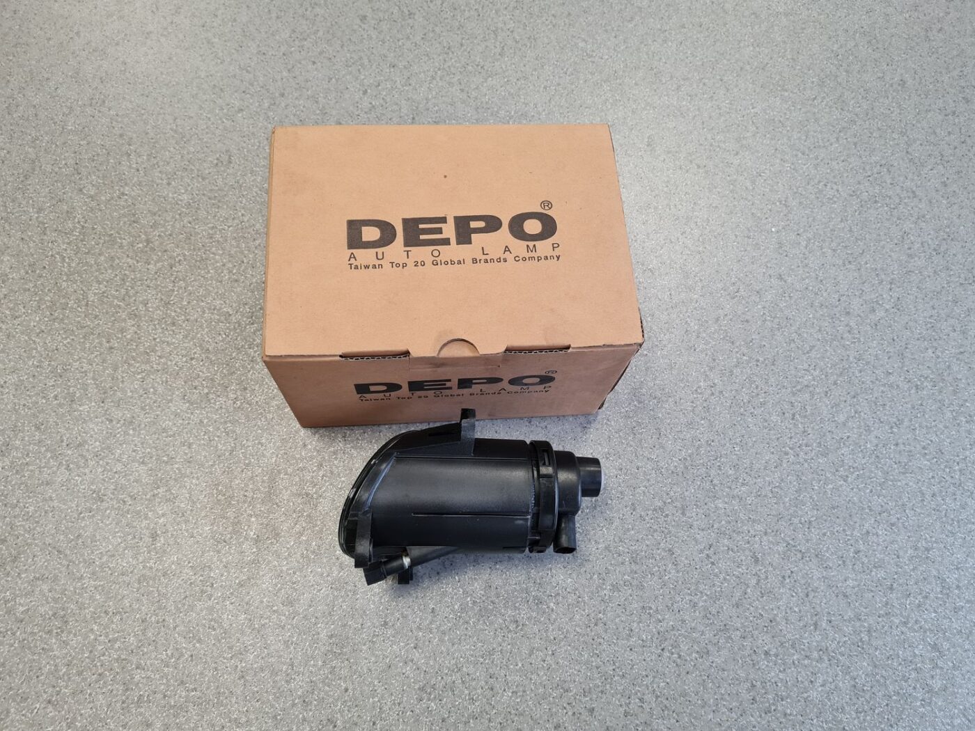 Miglas lukturis priekšā labajā pusē priekš 2 Miglas lukturis priekšā labajā pusē priekš