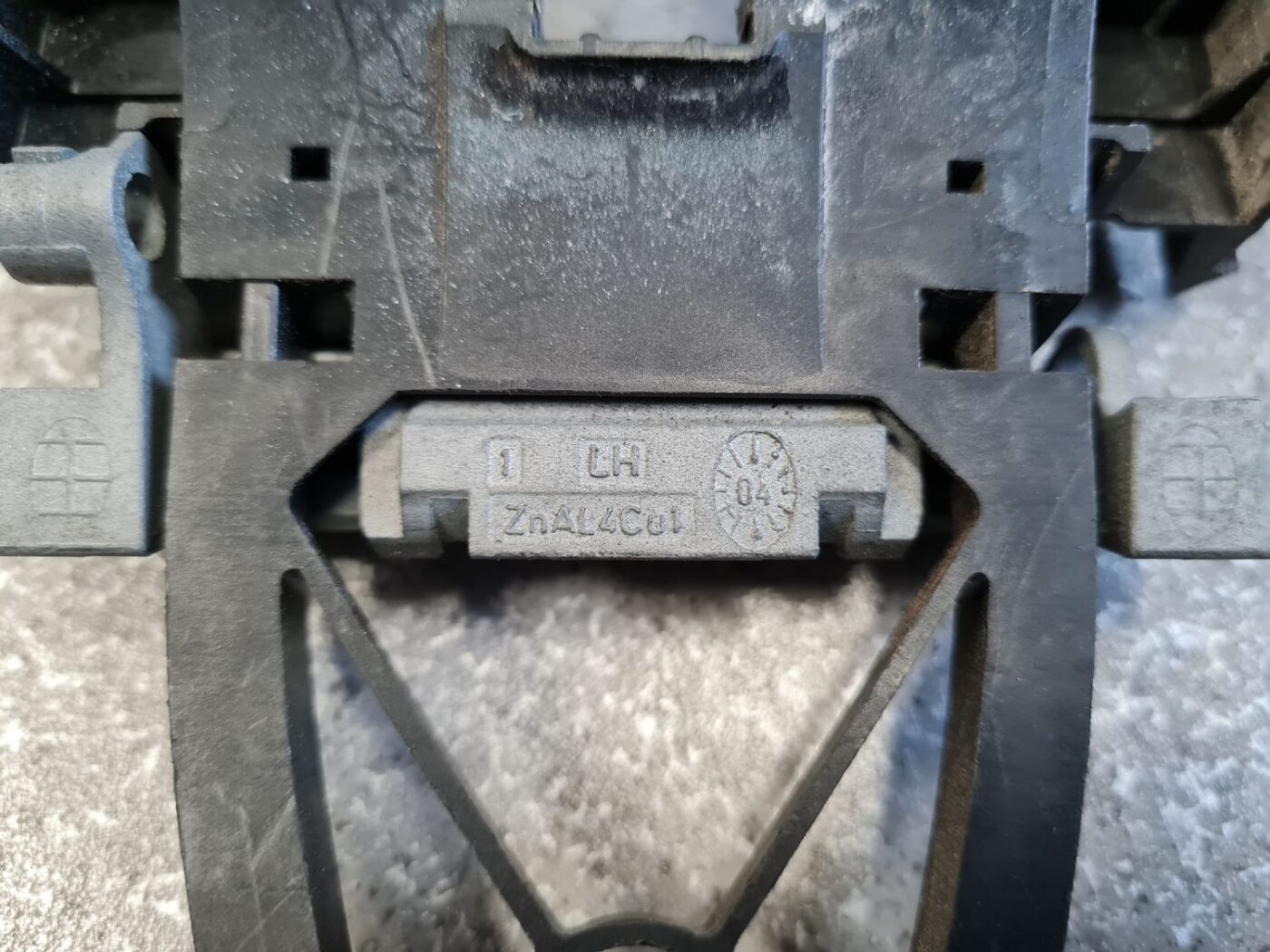 Durvju roktura iekšējais stiprinājums priekš VOLVO S80 2007 Black 7 Durvju roktura iekšējais stiprinājums priekš VOLVO S80 2007 Black