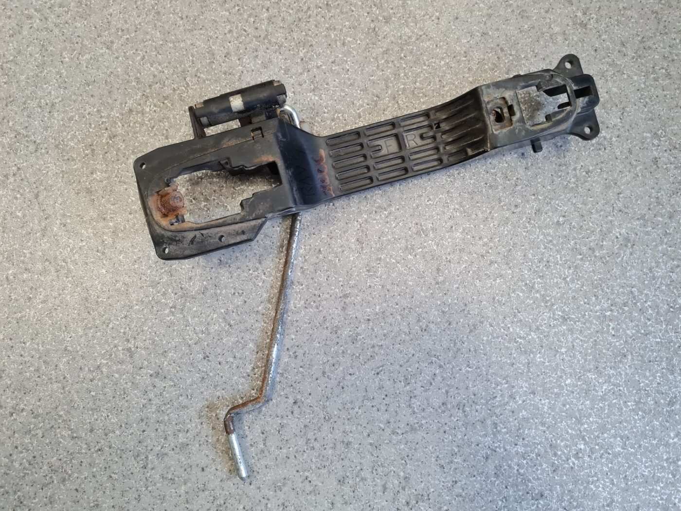 Durvju roktura iekšējais stiprinājums priekš TOYOTA RAV 4 2006 2 Durvju roktura iekšējais stiprinājums priekš TOYOTA RAV 4 2006