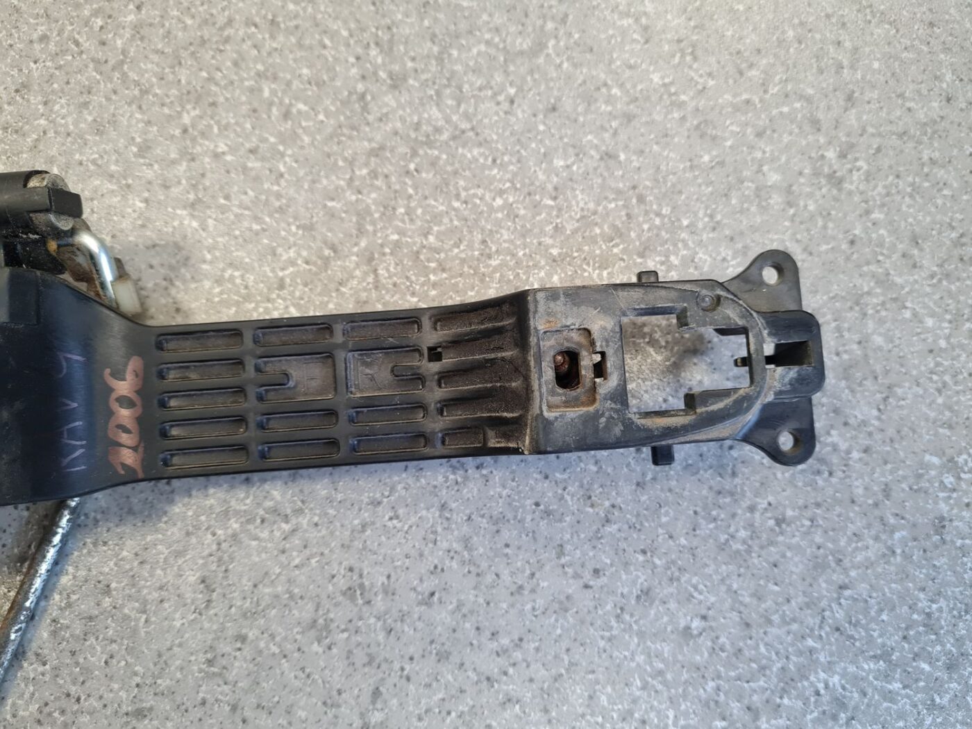 Durvju roktura iekšējais stiprinājums priekš TOYOTA RAV 4 2006 9 Durvju roktura iekšējais stiprinājums priekš TOYOTA RAV 4 2006