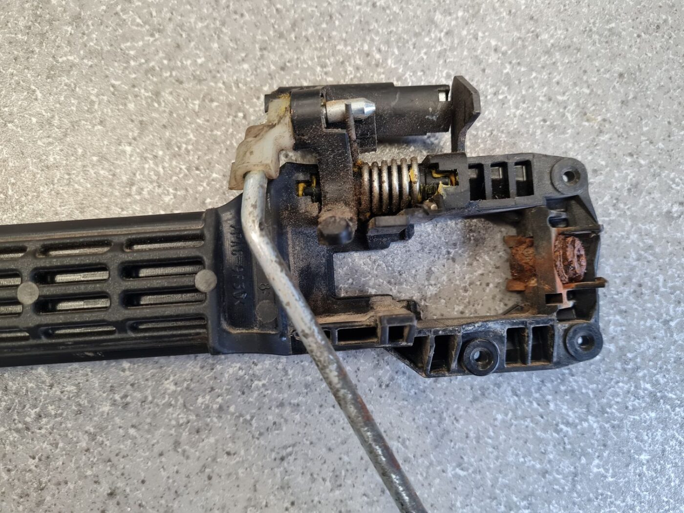 Durvju roktura iekšējais stiprinājums priekš TOYOTA RAV 4 2006 4 Durvju roktura iekšējais stiprinājums priekš TOYOTA RAV 4 2006