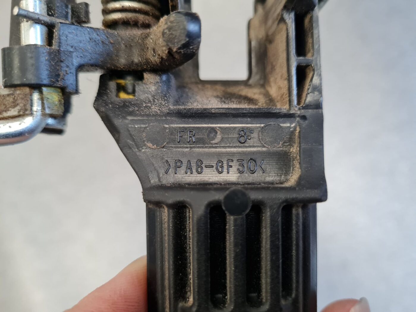 Durvju roktura iekšējais stiprinājums priekš TOYOTA RAV 4 2006 3 Durvju roktura iekšējais stiprinājums priekš TOYOTA RAV 4 2006