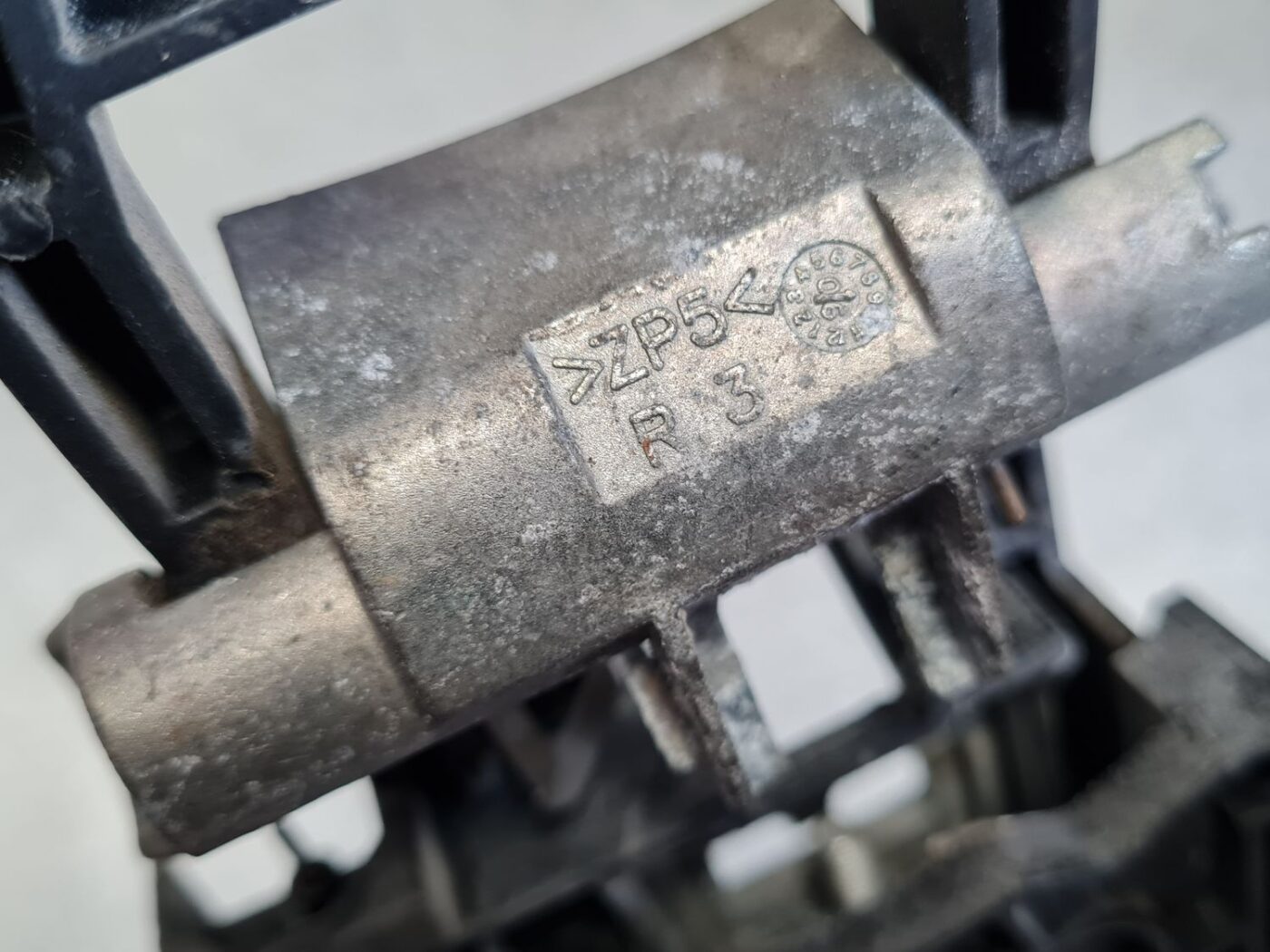 Durvju roktura iekšējais stiprinājums priekš FORD GALAXY 2007 3 Durvju roktura iekšējais stiprinājums priekš FORD GALAXY 2007