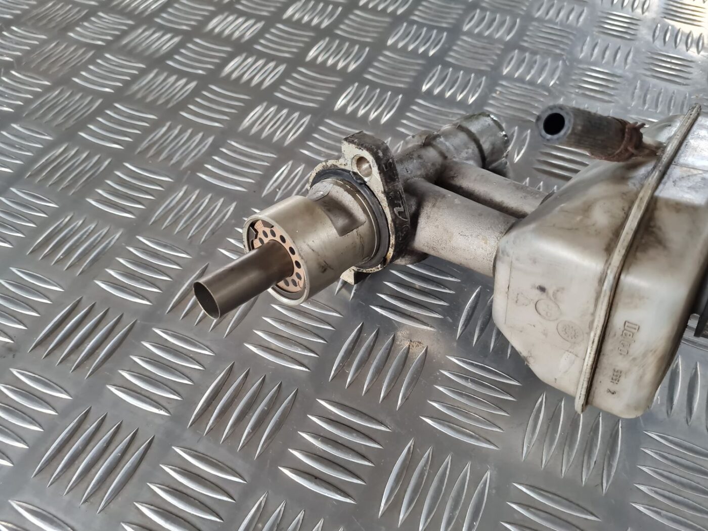 Bremžu pastiprinātāja galvenais cilindrs priekš SAAB 9-5 1999 3 Bremžu pastiprinātāja galvenais cilindrs priekš SAAB 9-5 1999