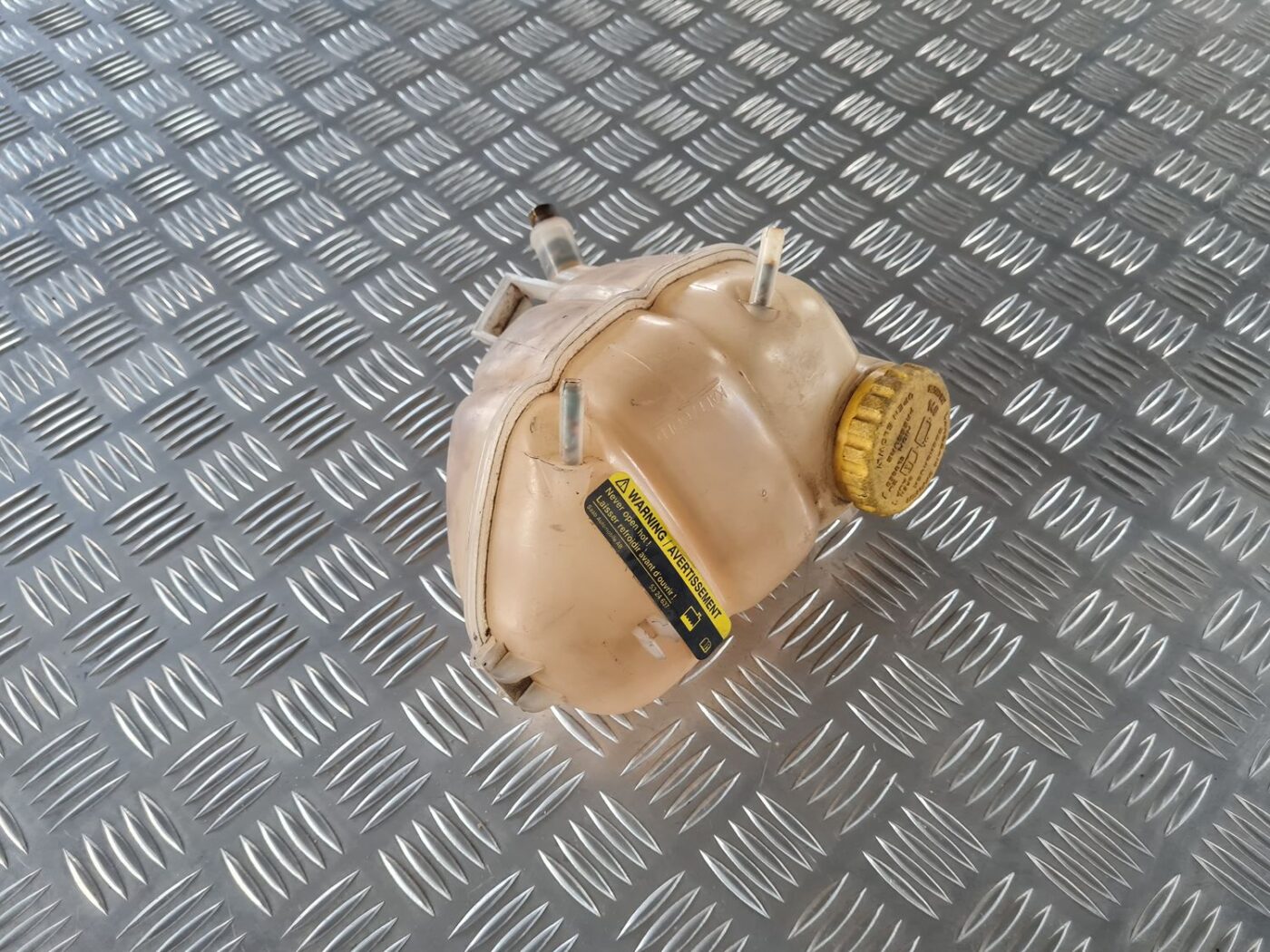 Dzesēšanas šķidruma tvertne priekš SAAB 9-5 1999 2 Dzesēšanas šķidruma tvertne priekš SAAB 9-5 1999