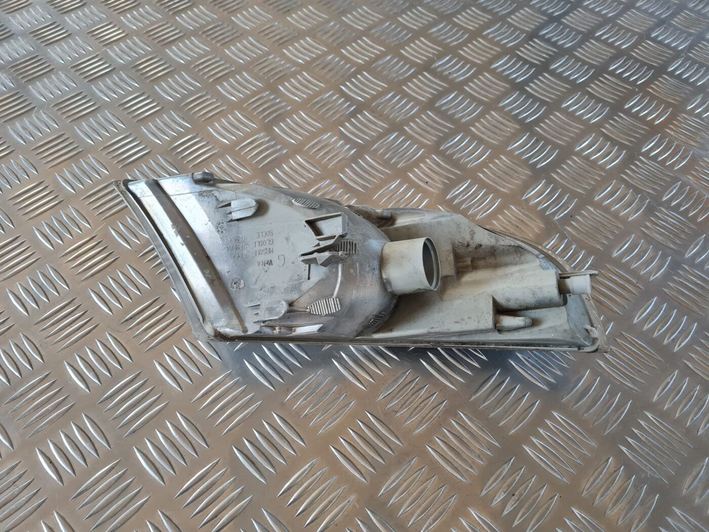 Pagrieziena signala lukturis priekš SAAB 9-5 1999 2 Pagrieziena signala lukturis priekš SAAB 9-5 1999