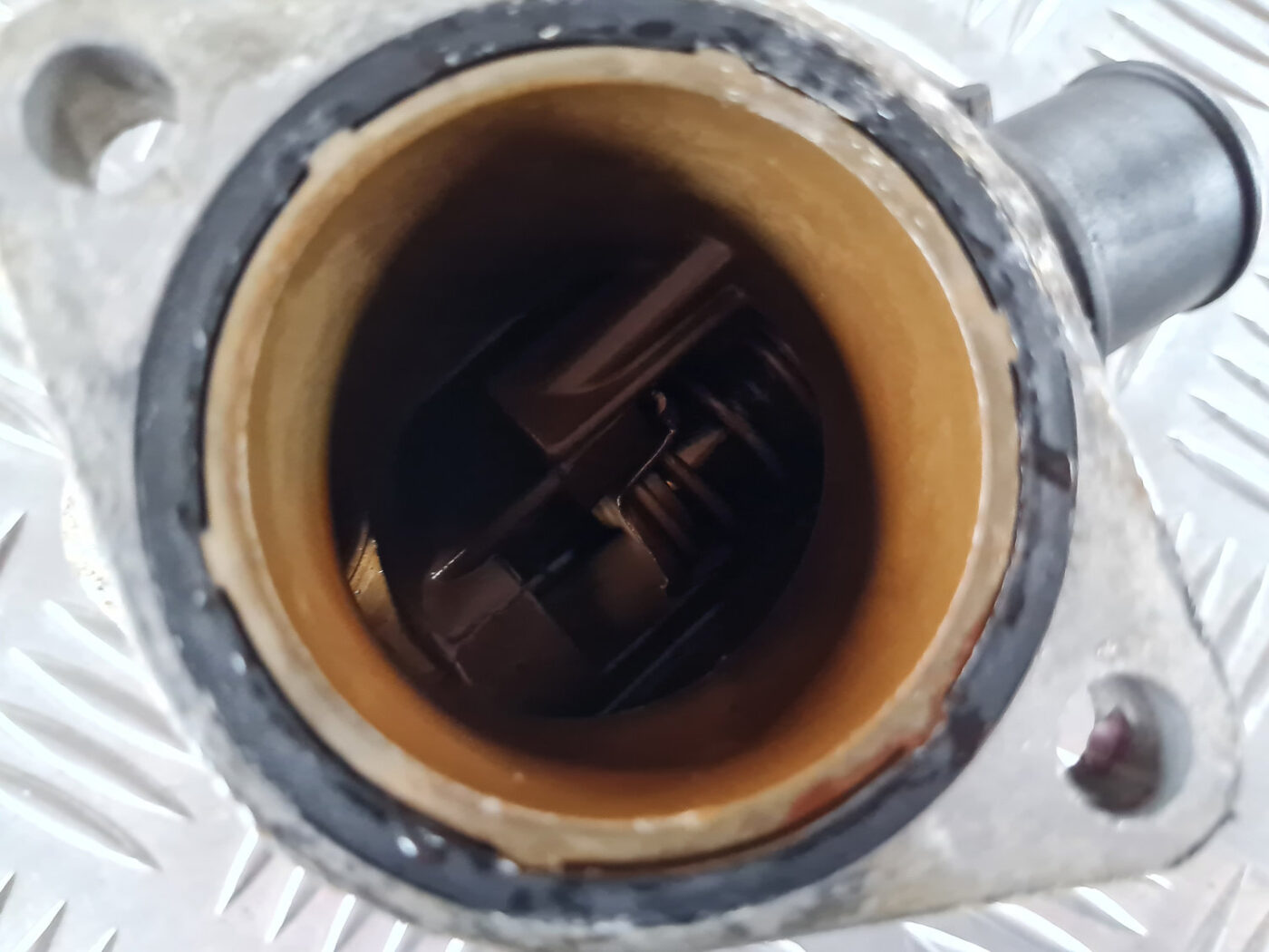 Termostata korpuss priekš SAAB 9-3 2009 4 Termostata korpuss priekš SAAB 9-3 2009