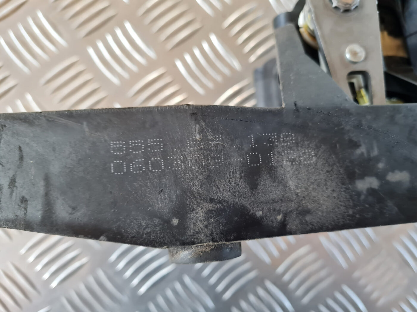 Ātrumu pārslēgšanas slēdzis priekš SAAB 9-3 2009 3 Ātrumu pārslēgšanas slēdzis priekš SAAB 9-3 2009