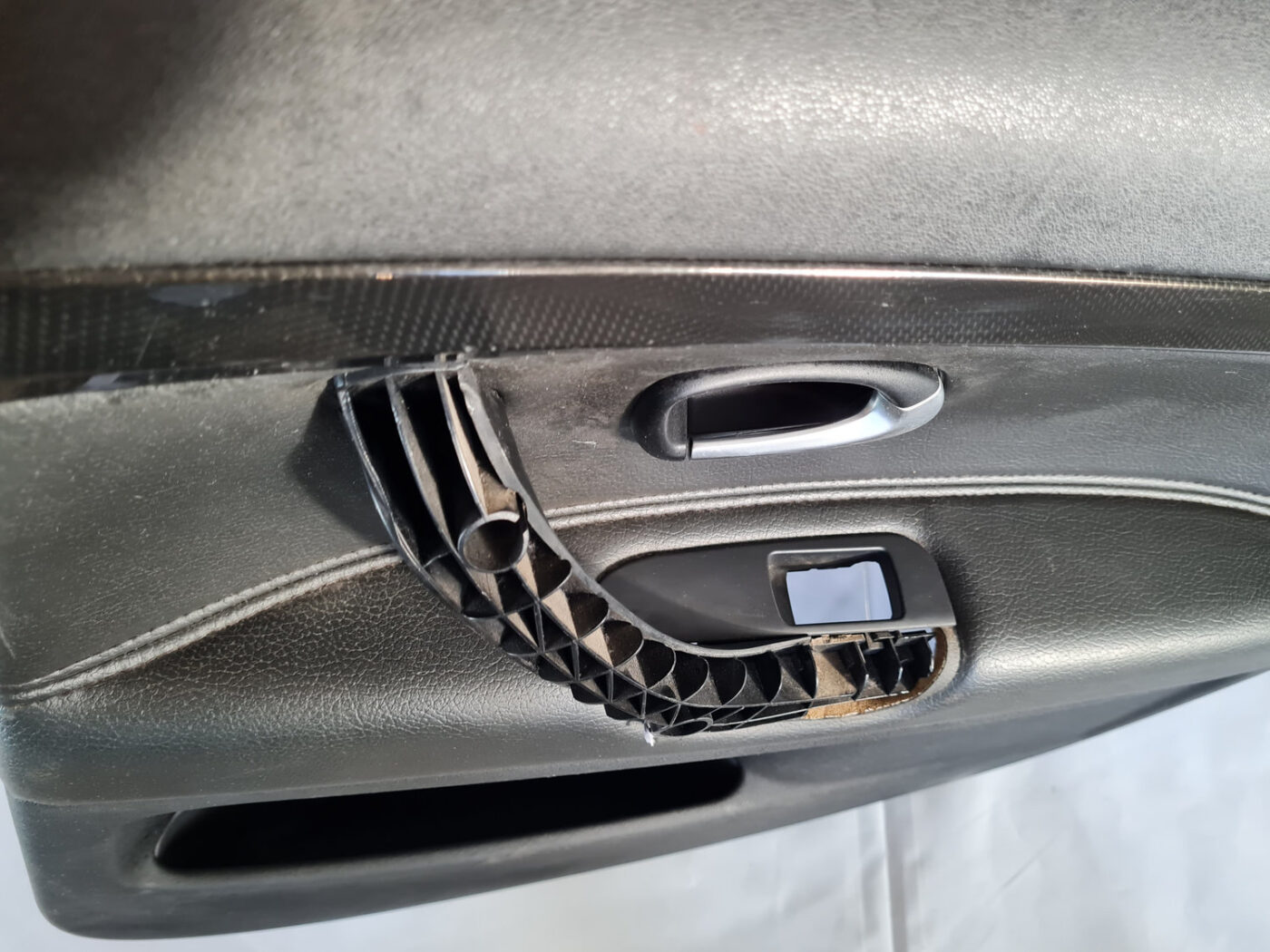 Aizmugurējo labo durvju apdare priekš SAAB 9-3 2009 7 Aizmugurējo labo durvju apdare priekš SAAB 9-3 2009