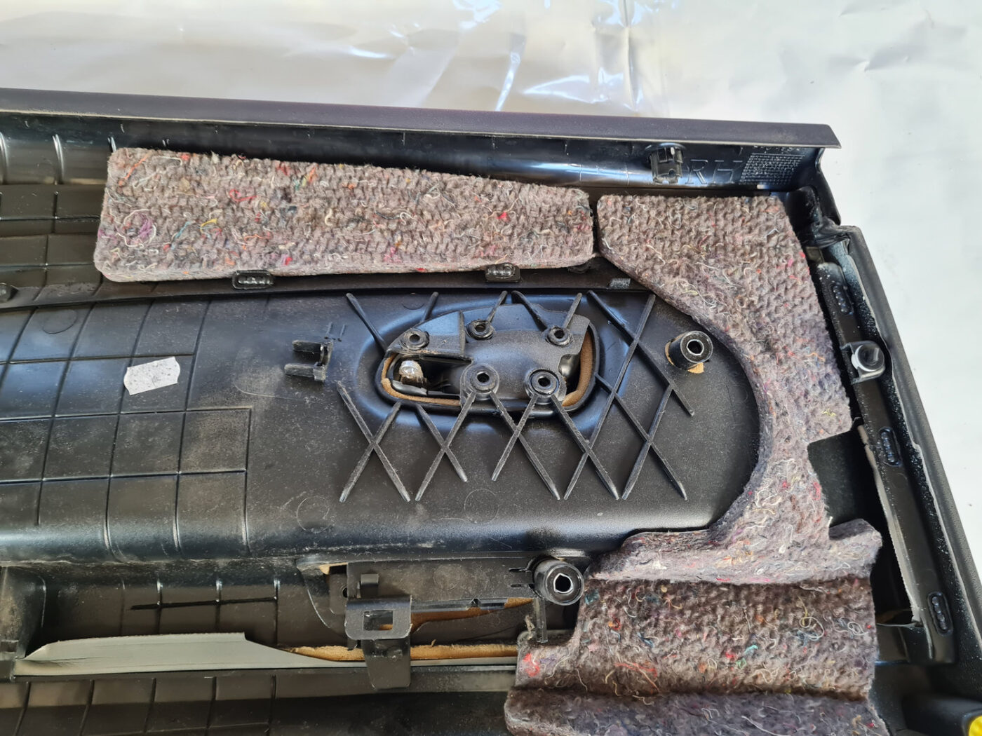 Aizmugurējo labo durvju apdare priekš SAAB 9-3 2009 3 Aizmugurējo labo durvju apdare priekš SAAB 9-3 2009