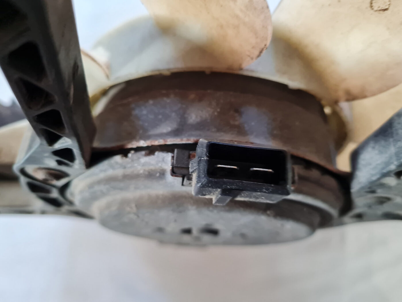 Dzesēšanas radiatora ventilators priekš SAAB 9-3 2009 4 Dzesēšanas radiatora ventilators priekš SAAB 9-3 2009