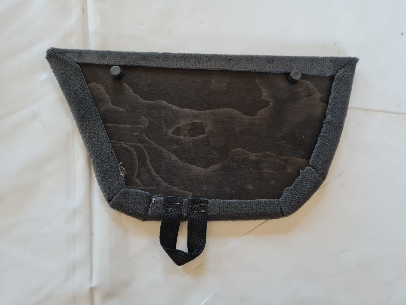 Bagāžnieka grīdas daļa priekš SAAB 9-3 2009 2 Bagāžnieka grīdas daļa priekš SAAB 9-3 2009