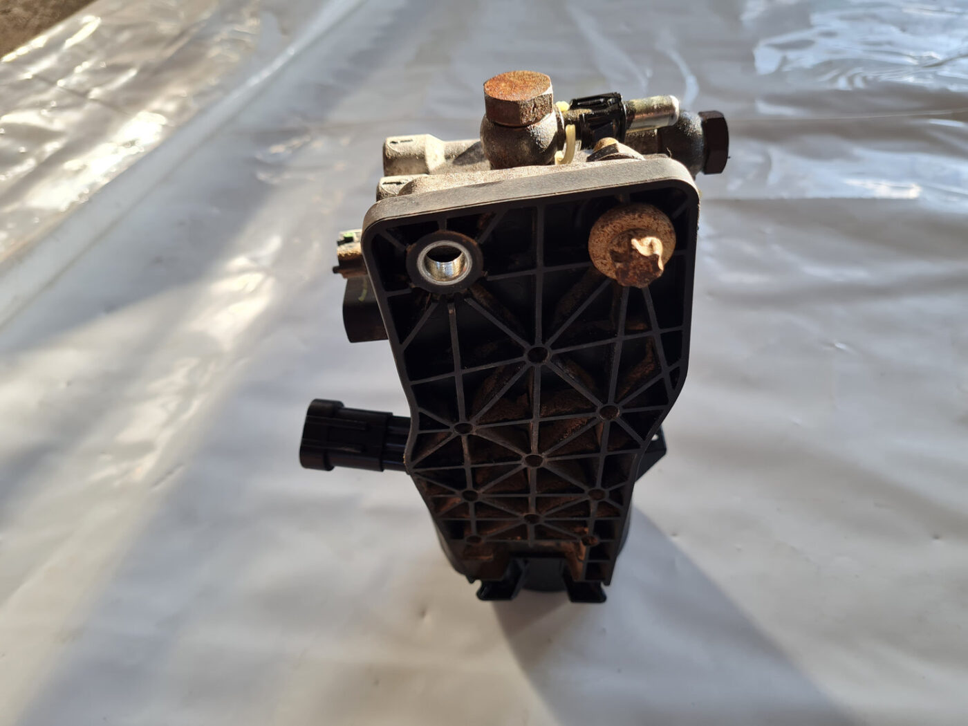 Degvielas filtra korpuss priekš SAAB 9-3 2009 3 Degvielas filtra korpuss priekš SAAB 9-3 2009