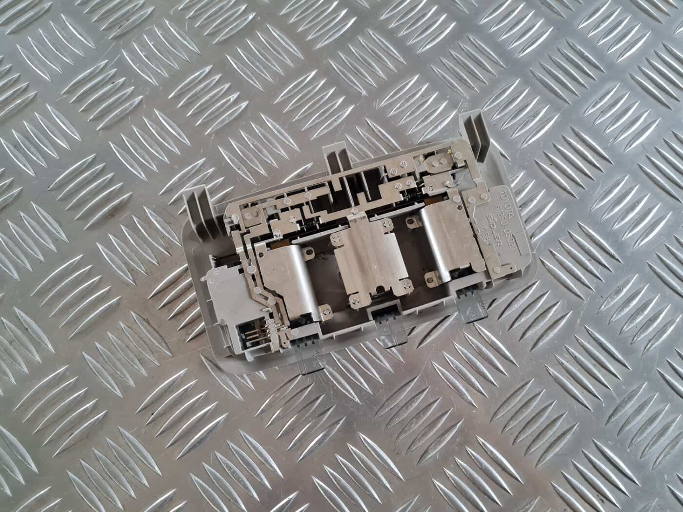 Aizmugurējo sēdvietu apgaismojums priekš TOYOTA AVENSIS 2007 UNIVERSAL 2 Aizmugurējo sēdvietu apgaismojums priekš TOYOTA AVENSIS 2007 UNIVERSAL