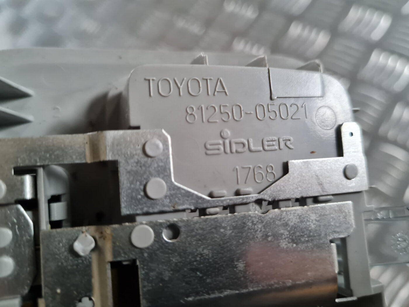 Aizmugurējo sēdvietu apgaismojums priekš TOYOTA AVENSIS 2007 UNIVERSAL 3 Aizmugurējo sēdvietu apgaismojums priekš TOYOTA AVENSIS 2007 UNIVERSAL