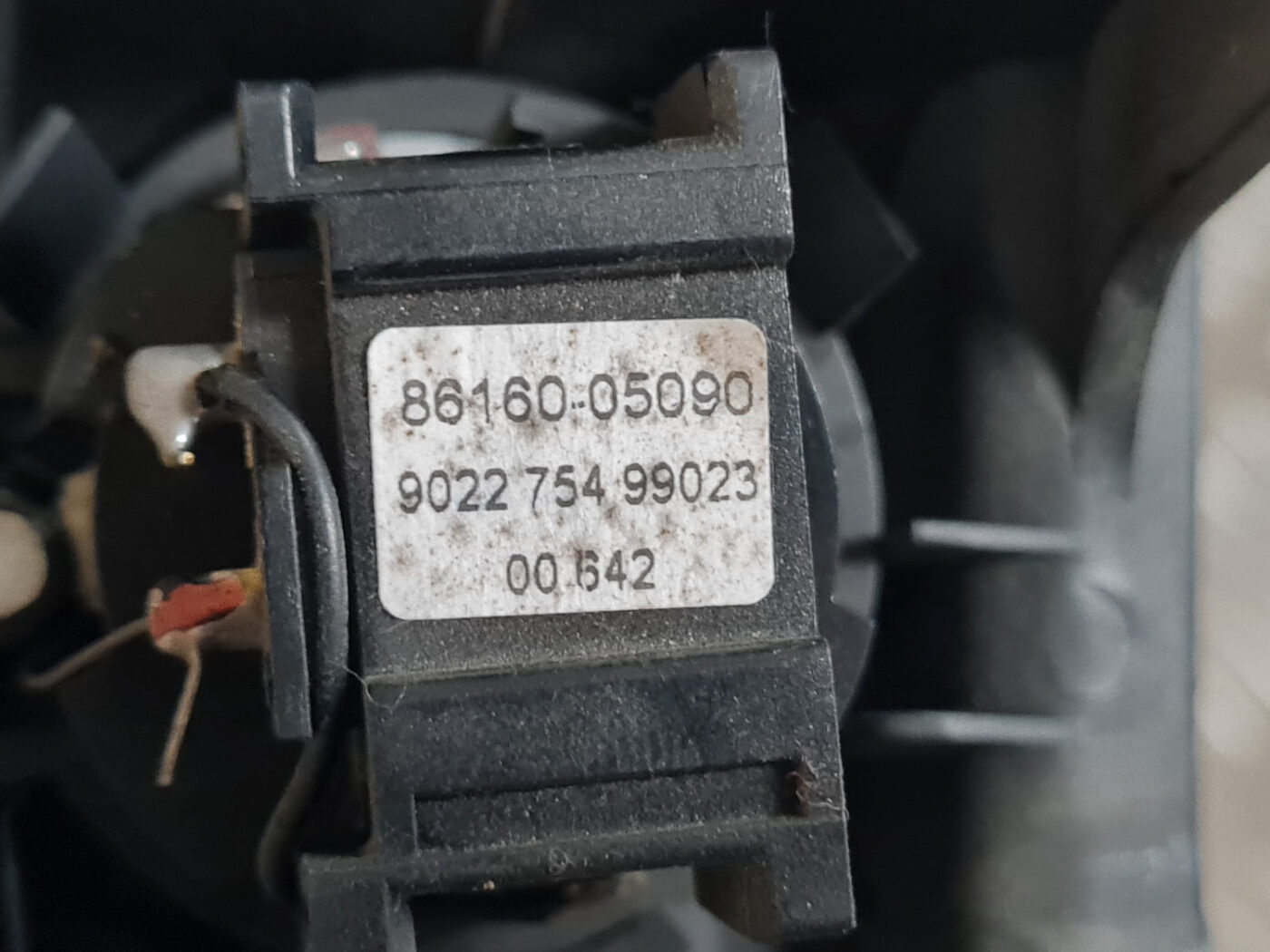 Durvju spoguļa apdares uzlika salonā (ar skaļruni) priekš TOYOTA AVENSIS 2007 UNIVERSAL 4 Durvju spoguļa apdares uzlika salonā (ar skaļruni) priekš TOYOTA AVENSIS 2007 UNIVERSAL