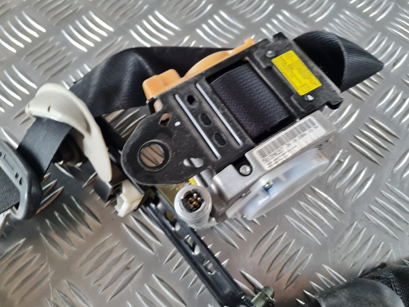 Priekšējā labā drošības josta priekš TOYOTA AVENSIS 2007 UNIVERSAL 4 Priekšējā labā drošības josta priekš TOYOTA AVENSIS 2007 UNIVERSAL