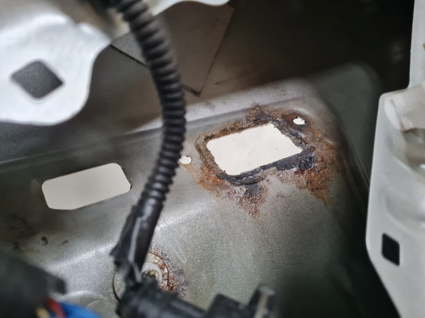 Bagāžnieka vāks priekš TOYOTA AVENSIS 2007 UNIVERSAL 6 Bagāžnieka vāks priekš TOYOTA AVENSIS 2007 UNIVERSAL