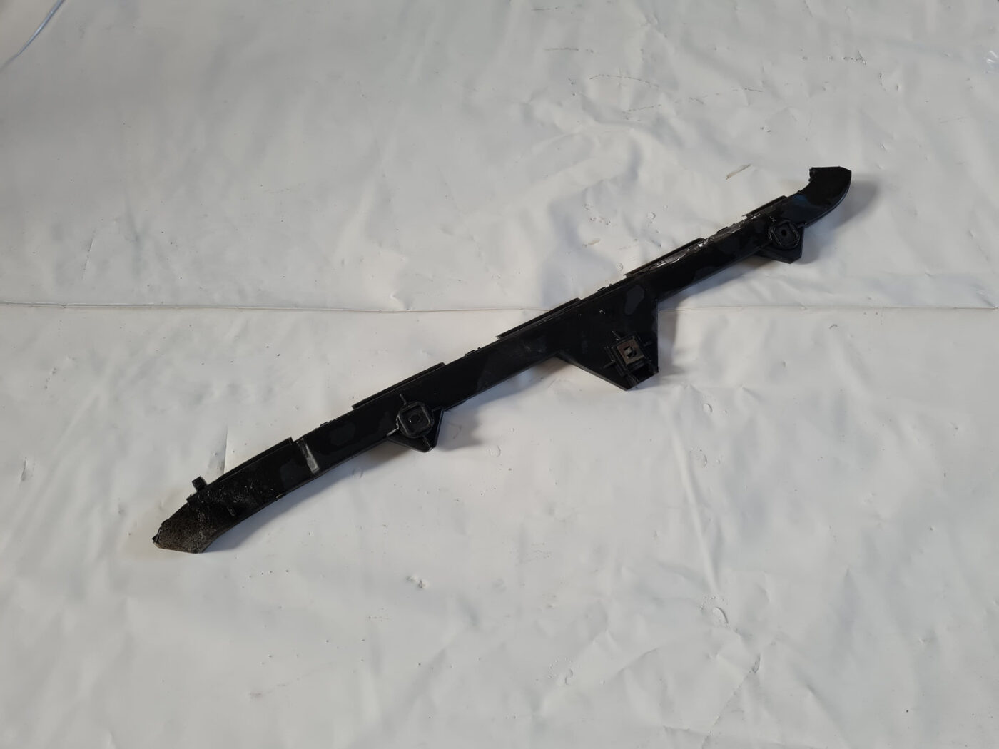 Aizmugurēja bufera kronšteins priekš TOYOTA AVENSIS 2007 UNIVERSAL 1 Aizmugurēja bufera kronšteins priekš TOYOTA AVENSIS 2007 UNIVERSAL