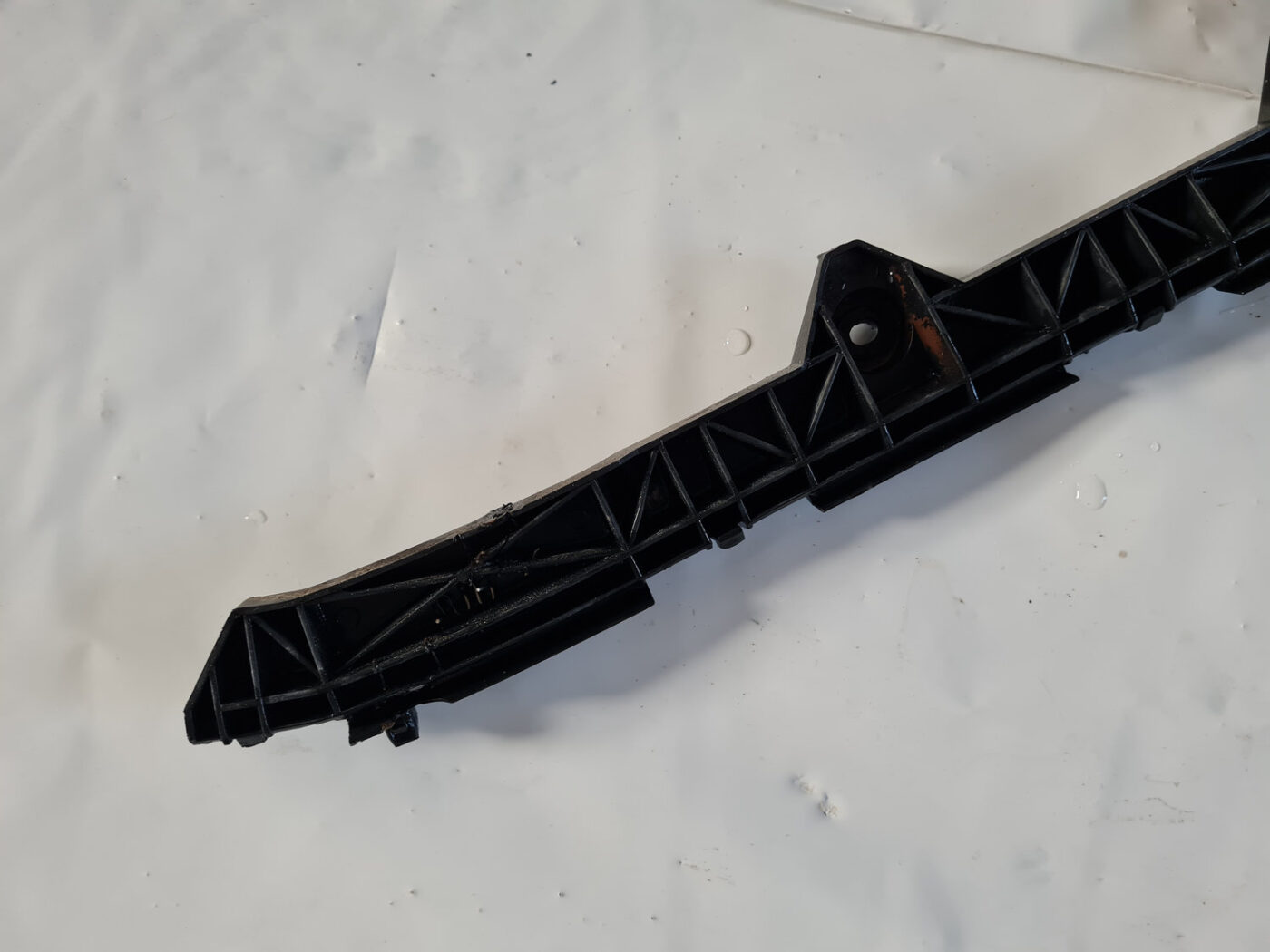 Aizmugurēja bufera kronšteins priekš TOYOTA AVENSIS 2007 UNIVERSAL 6 Aizmugurēja bufera kronšteins priekš TOYOTA AVENSIS 2007 UNIVERSAL