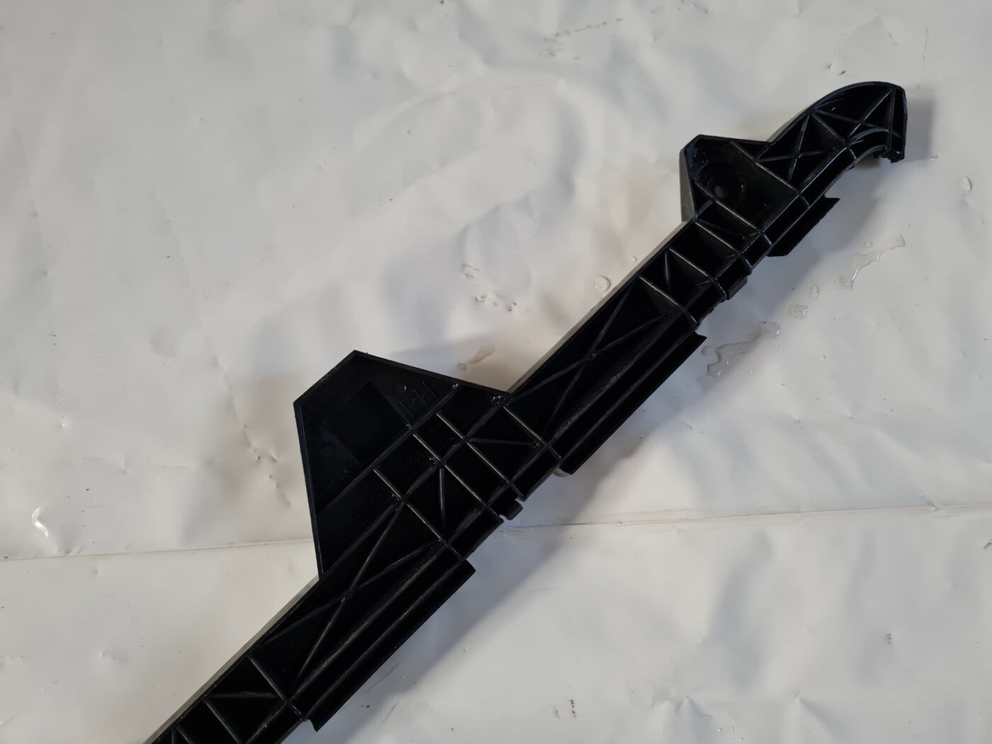 Aizmugurēja bufera kronšteins priekš TOYOTA AVENSIS 2007 UNIVERSAL 5 Aizmugurēja bufera kronšteins priekš TOYOTA AVENSIS 2007 UNIVERSAL