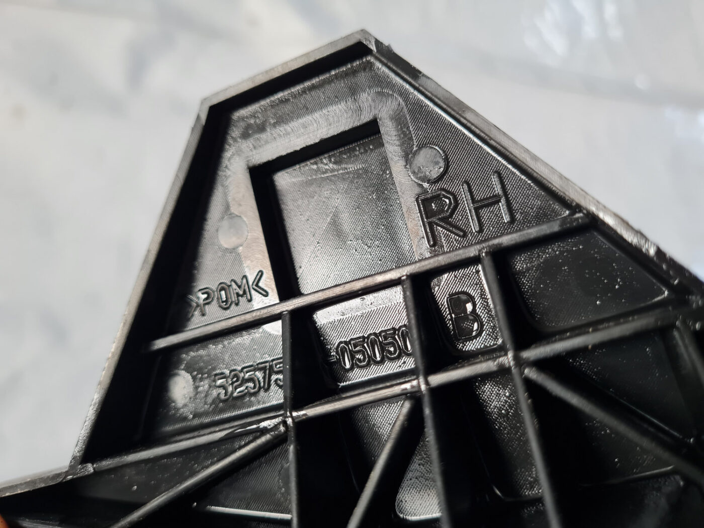 Aizmugurēja bufera kronšteins priekš TOYOTA AVENSIS 2007 UNIVERSAL 4 Aizmugurēja bufera kronšteins priekš TOYOTA AVENSIS 2007 UNIVERSAL