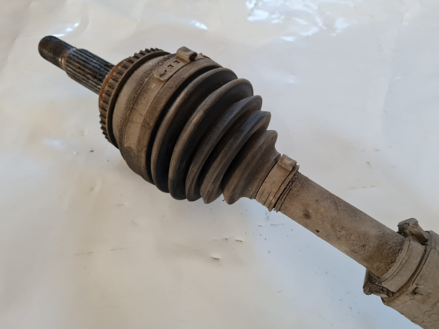 Pusass priekšēja labā priekš TOYOTA AVENSIS 2007 UNIVERSAL 8 Pusass priekšēja labā priekš TOYOTA AVENSIS 2007 UNIVERSAL