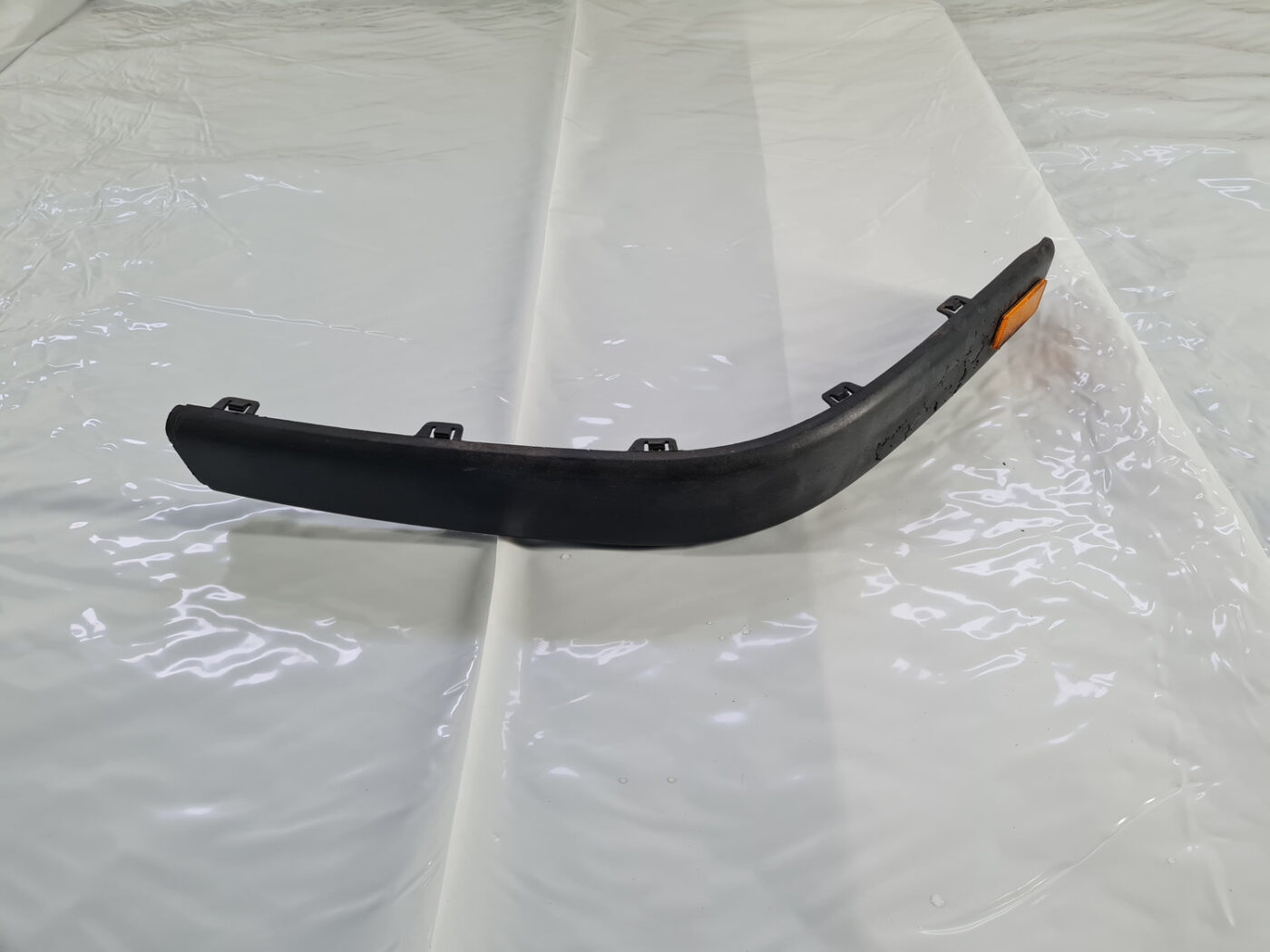 Priekšēja bufera uzlika priekš AUDI 100 C4 1992-1995 1 Priekšēja bufera uzlika priekš AUDI 100 C4 1992-1995