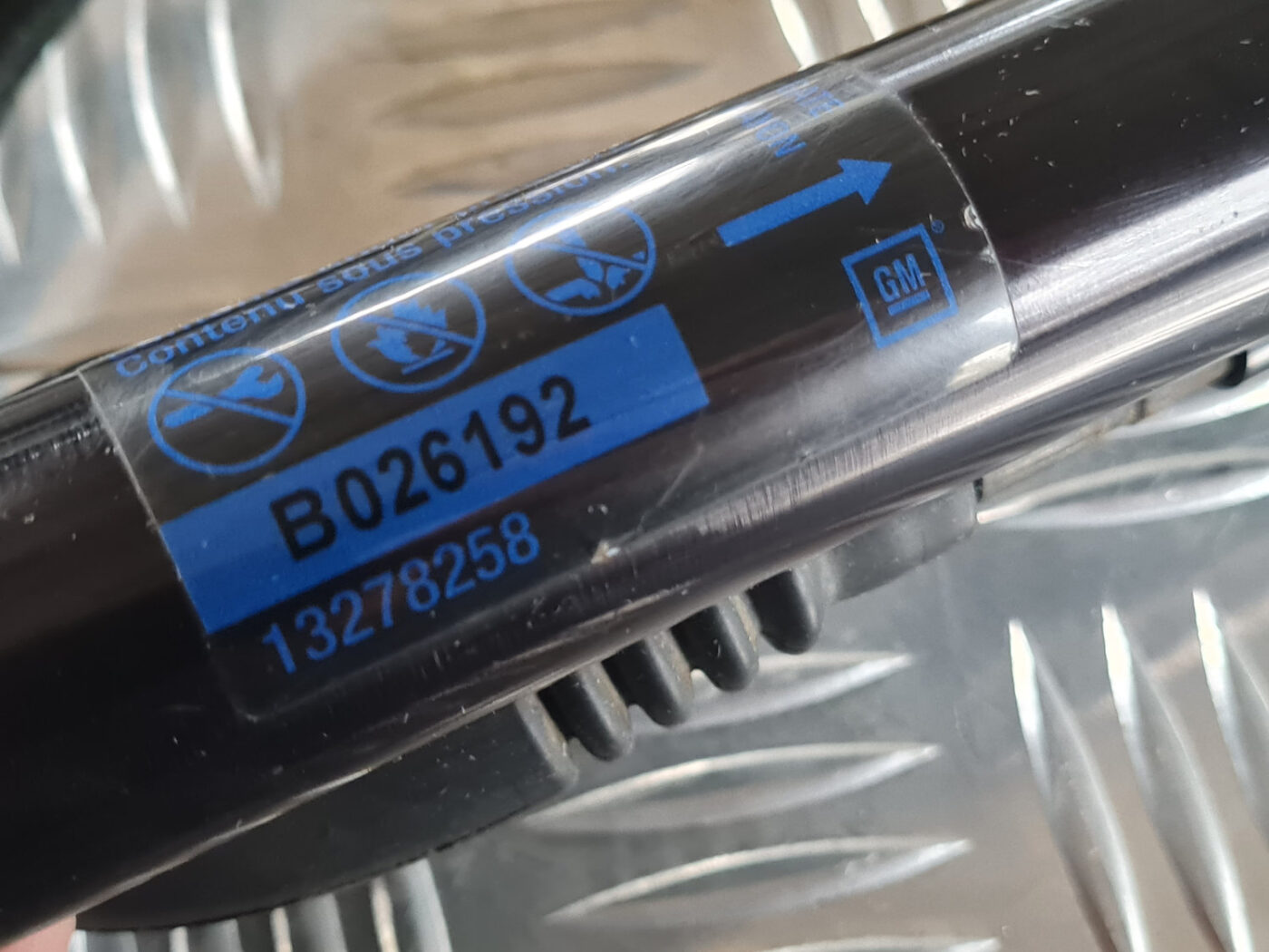 Bagažnieka vāka amortizators priekš OPEL INSIGNIA 2010 4 Bagažnieka vāka amortizators priekš OPEL INSIGNIA 2010