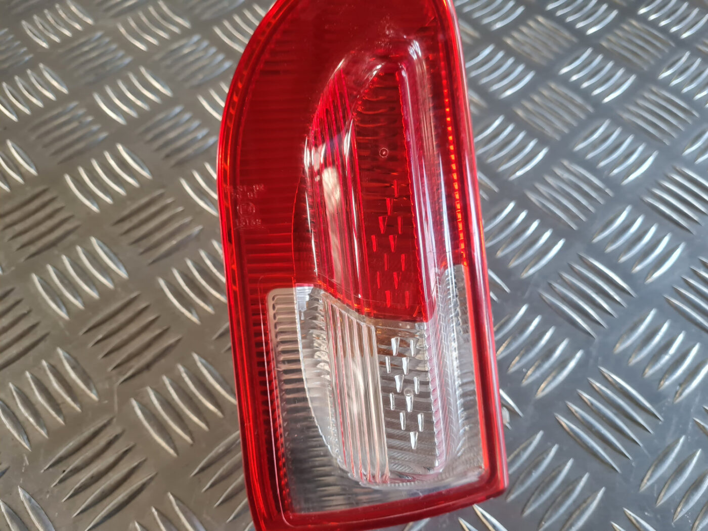 Aizmugurējais kreisais lukturis priekš OPEL INSIGNIA 2010 2 Aizmugurējais kreisais lukturis priekš OPEL INSIGNIA 2010