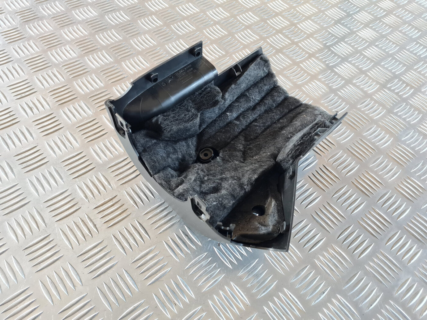 Stūres statnes putekļu aizsargs (salonā) priekš OPEL INSIGNIA 2010 2 Stūres statnes putekļu aizsargs (salonā) priekš OPEL INSIGNIA 2010