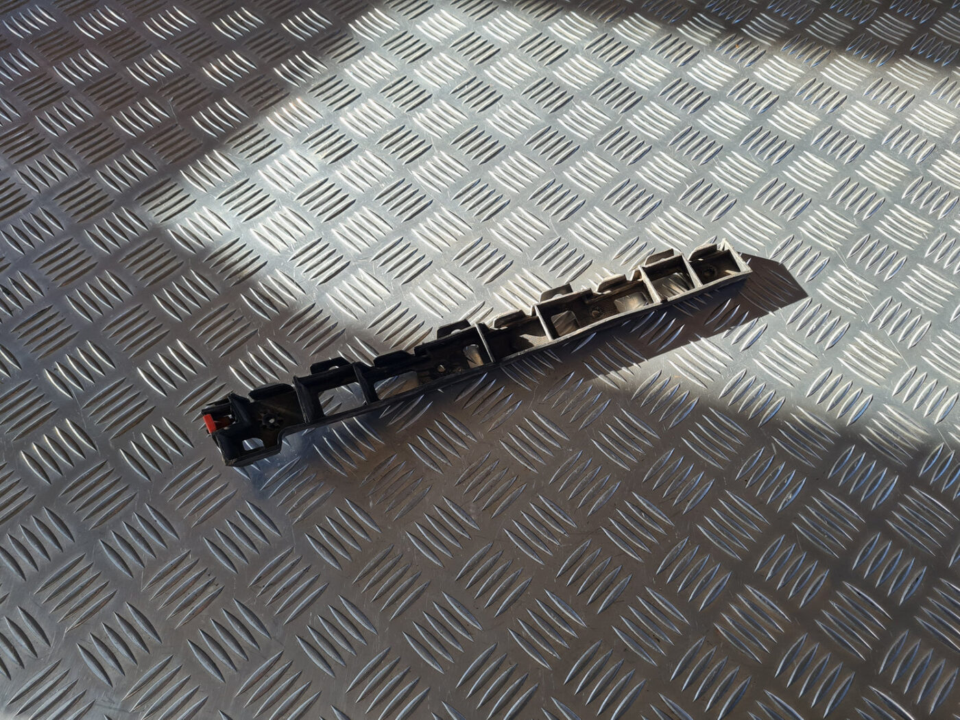 Aizmugurēja bufera kronšteins priekš OPEL INSIGNIA 2010