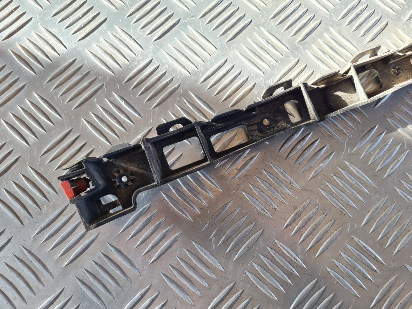 Aizmugurēja bufera kronšteins priekš OPEL INSIGNIA 2010