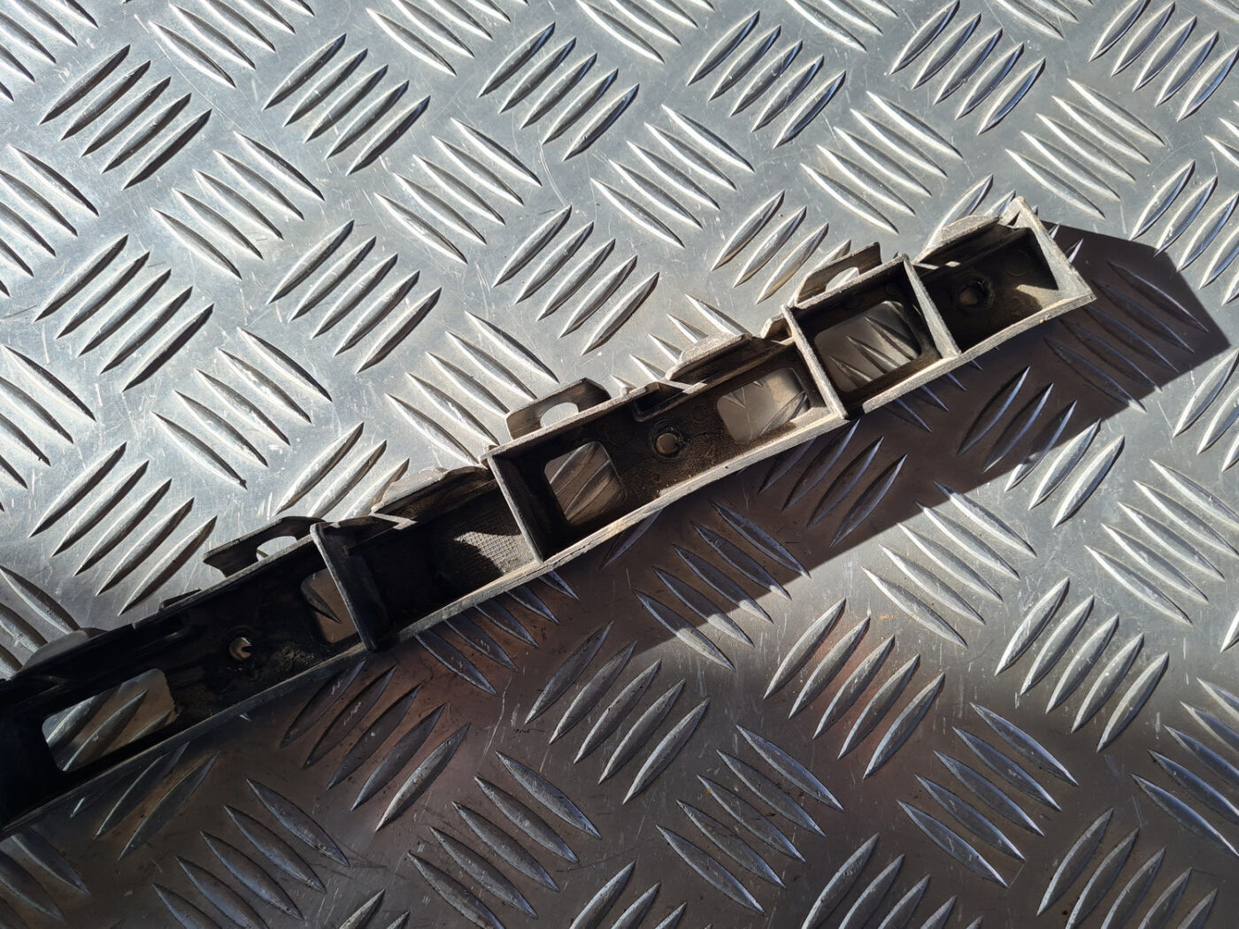 Aizmugurēja bufera kronšteins priekš OPEL INSIGNIA 2010