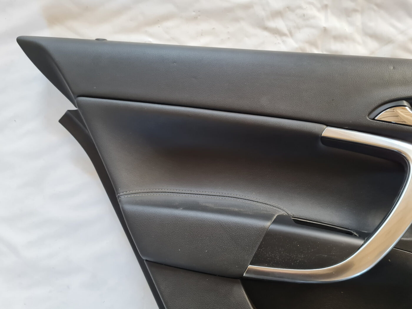 Aizmugurējo kreiso durvju apdare priekš OPEL INSIGNIA 2010 8 Aizmugurējo kreiso durvju apdare priekš OPEL INSIGNIA 2010